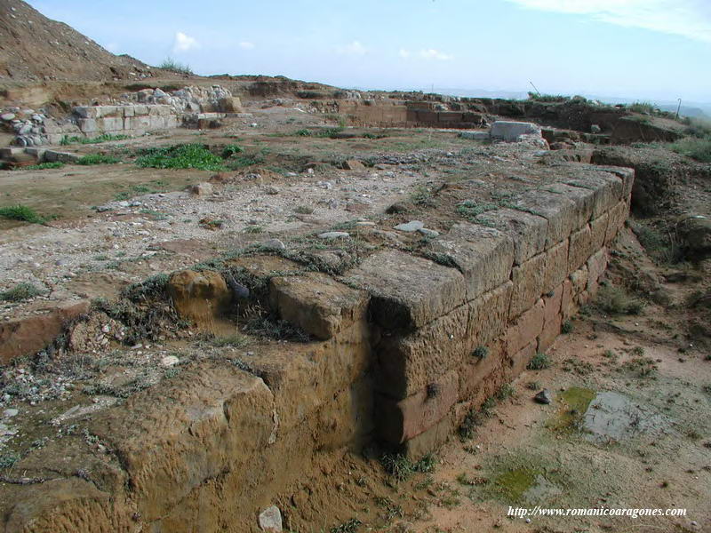 ESTRUCTURAS DEL MURO SUR, HACIA EL ESTE